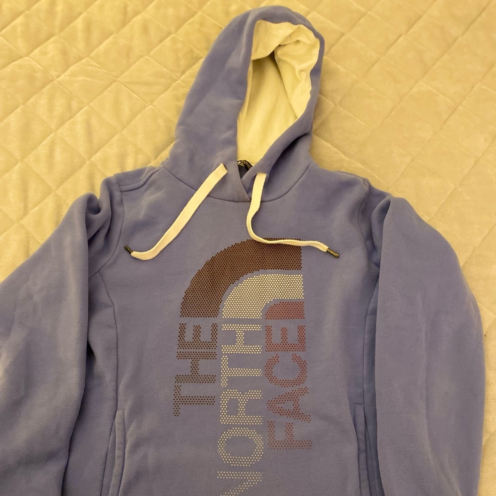 North Face hoodie sweatshirt. Beautiful purple. Women’s small. pouch pocket